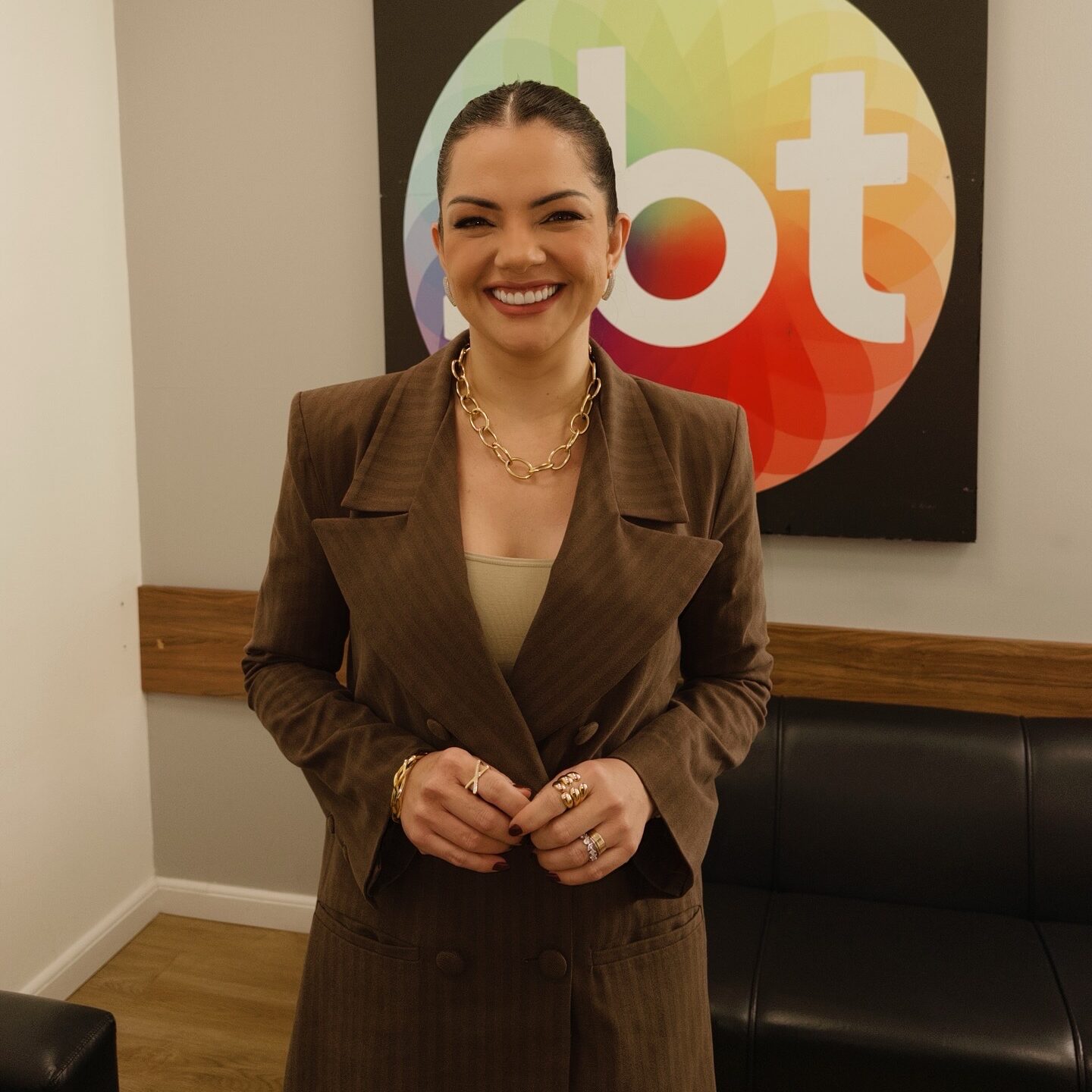 Carine Paiva visita os estúdios do SBT