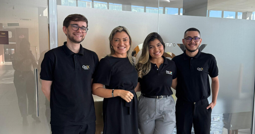 Equipes da Piauí Acrílicos e Go X Tech Hub firmam parceria de negócios.