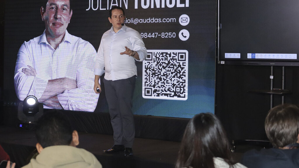 Julian Tonioli palestrando no Mastermind.